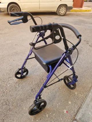 Andador con silla azul