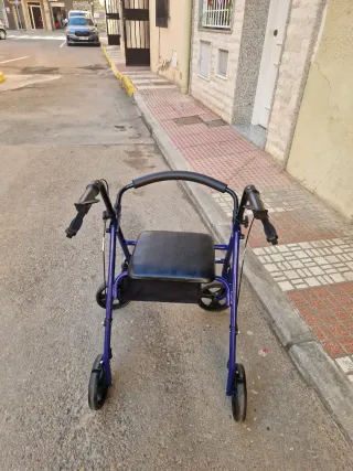 Andador con silla azul