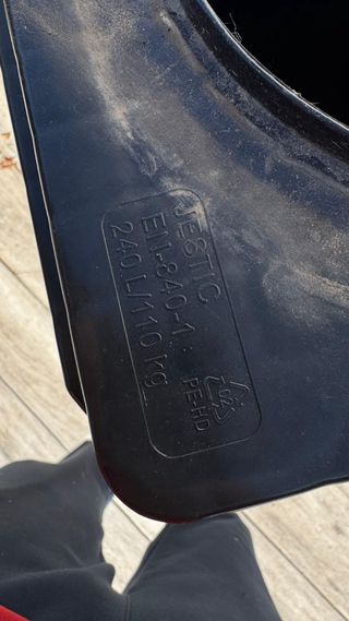 Cubo de basura negro con ruedas