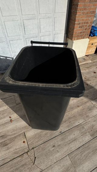 Cubo de basura negro con ruedas