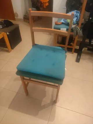 Mesa desplegable y 4 Sillas de madera con cojines