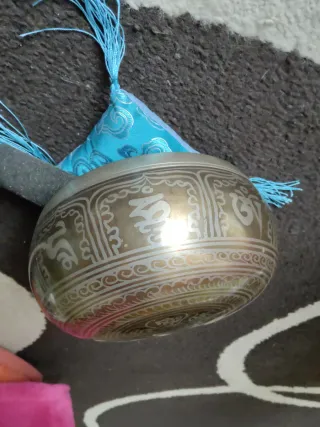 Cuenco tibetano y mazo plateado alineado con todos