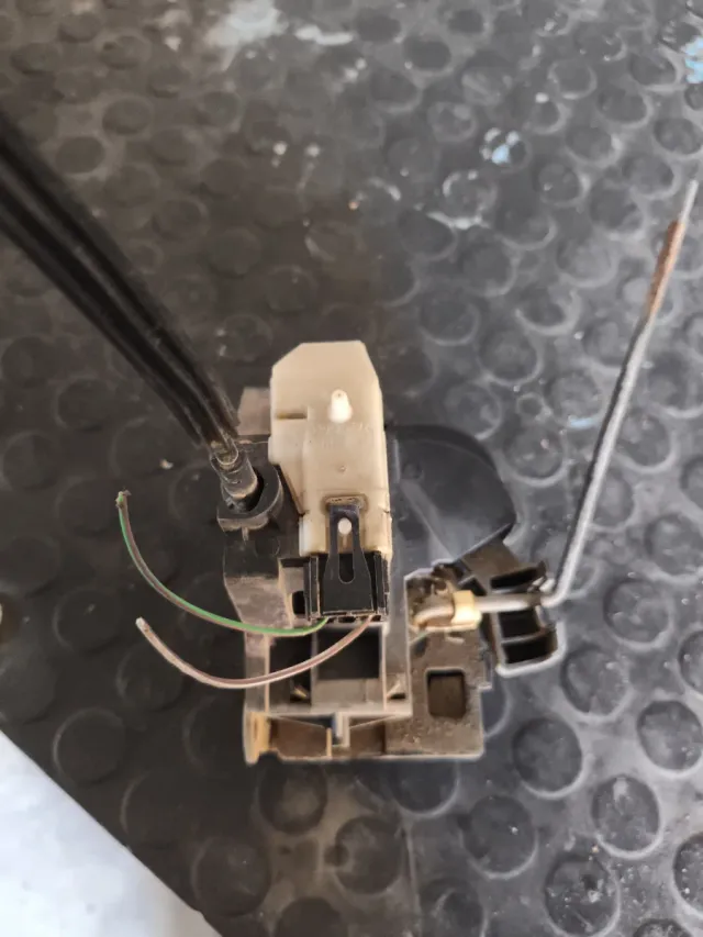 Cerradura Delantera Izquierda Clio 2