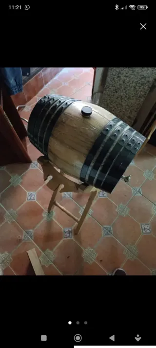 Barrica de madera con soporte