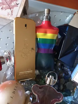 Colección frascos perfumes vacíos