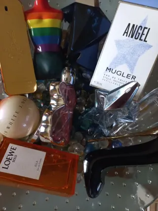 Colección frascos perfumes vacíos