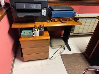 Mesa de oficina con cajonera