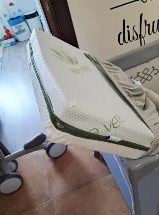 Cuna de viaje + colchón y sábana