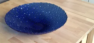 Frutero de cristal azul con burbujas