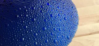 Frutero de cristal azul con burbujas