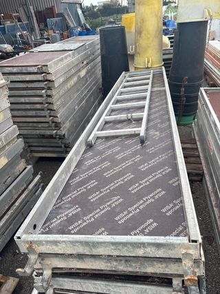 Bandeja andamio con escalera