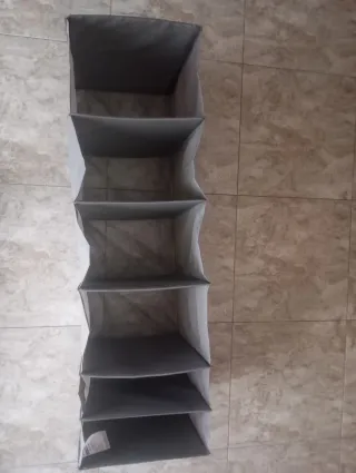 Organizador de armario de tela gris.