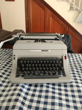 Máquina de escribir Hispano Olivetti Línea 90