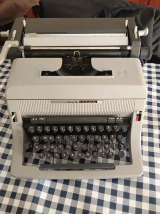 Máquina de escribir Hispano Olivetti Línea 90