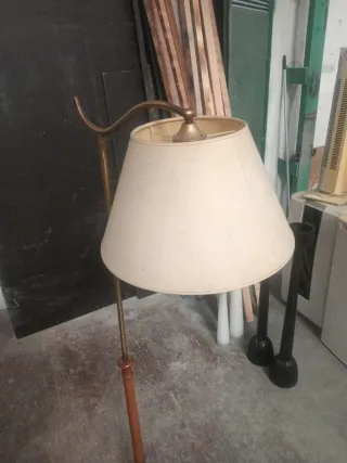 Lámpara de pie clásica madera y tela