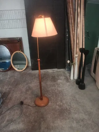 Lámpara de pie clásica madera y tela