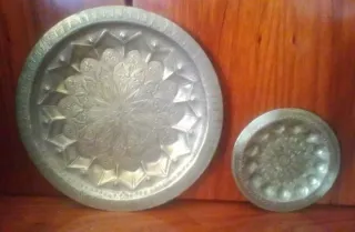 Platos decorativos de metal plateado