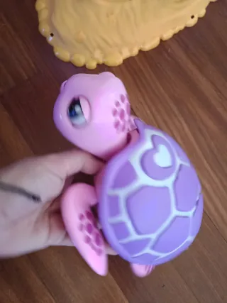 Juguete tortuga morada con nido y huevos