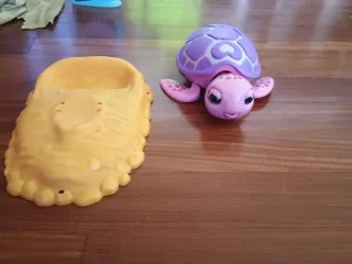 Juguete tortuga morada con nido y huevos