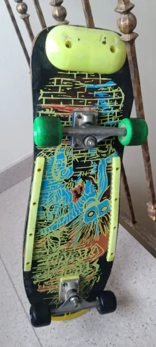 Monopatín negro con ruedas verdes