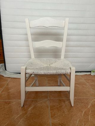 Silla pequeña de madera blanca