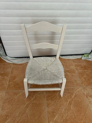 Silla pequeña de madera blanca