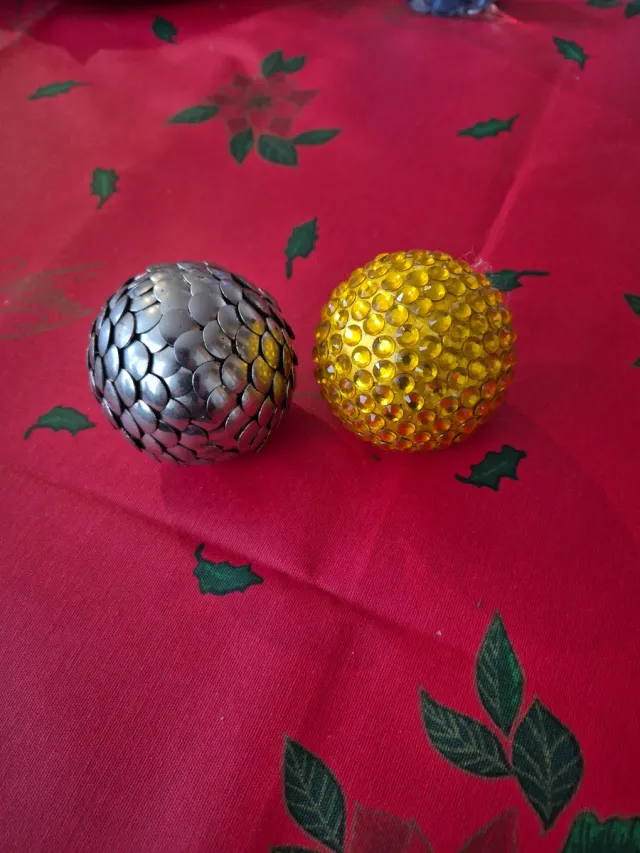 2 Bolas Decorativas Metal y Plástico