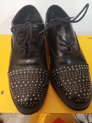 Zapatos negros con tachuelas talla 37