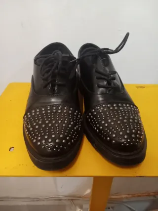 Zapatos negros con tachuelas talla 37