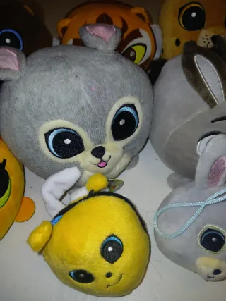 Coleção de peluches variados