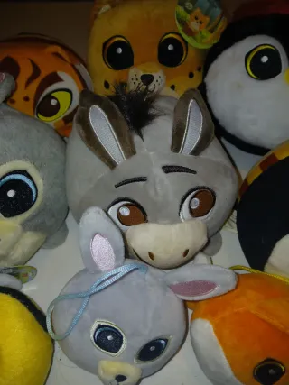 Coleção de peluches variados