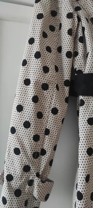 Trench lunares color salmon clarito y negro Talla