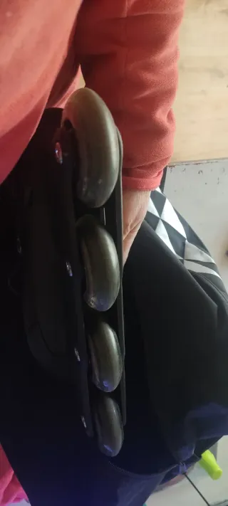 Patines de caballero negros,con bolsa y rodilleras