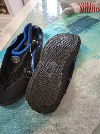 Playeras para agua negras y azules