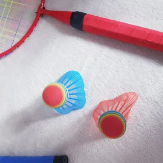 Pack raquetas bádminton y volantes azul y roja