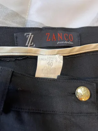 Pantalón vaquero negro con bordado