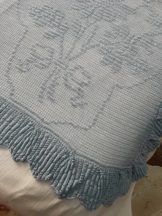 Copriletto uncinetto azzurro