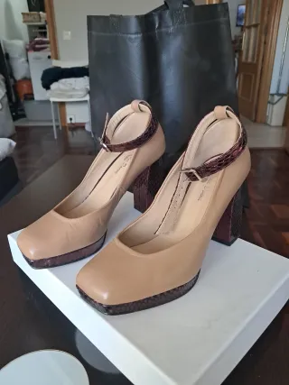 Zapatos de tacón con pulsera