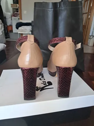 Zapatos de tacón con pulsera