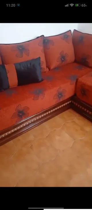 Sofá marroquí de tela y madera