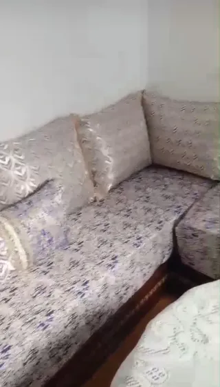 Sofá marroquí de tela y madera