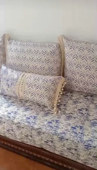 Sofá marroquí de tela y madera