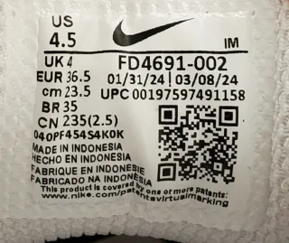 Zapatillas Nike grises y blancas