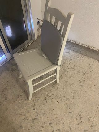 Silla de comedor blanca con cojín gris
