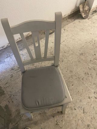 Silla de comedor blanca con cojín gris