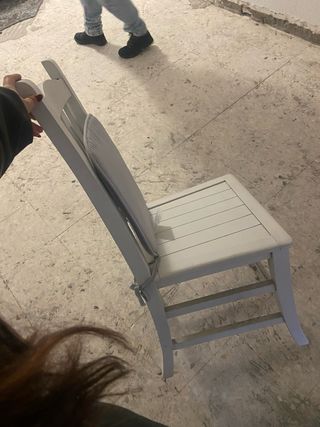 Silla de comedor blanca con cojín gris