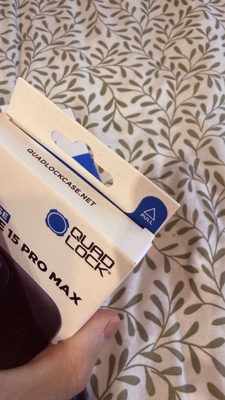 Funda Quad Lock iPhone 15 Pro Max y cristal templa