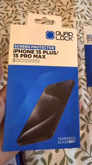 Funda Quad Lock iPhone 15 Pro Max y cristal templa