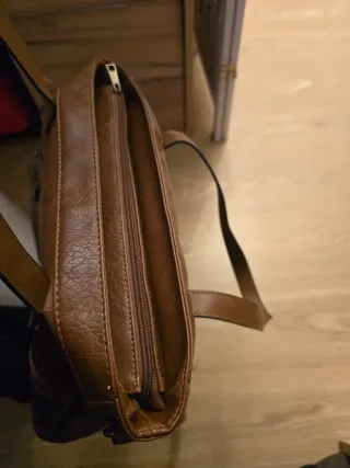 Bolso marrón con compartimentos