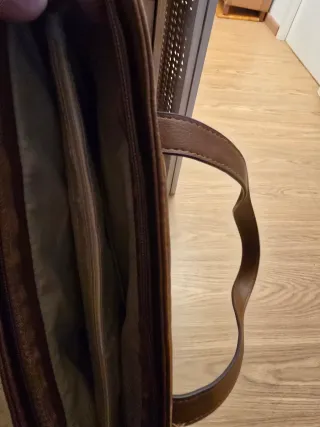 Bolso marrón con compartimentos